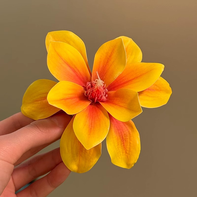 Photography Yellow - ビーチバケーションスタイル、黄色い花のヘアクリップ、女性の旅行写真、誇張された花の前髪、ヘアアクセサリー