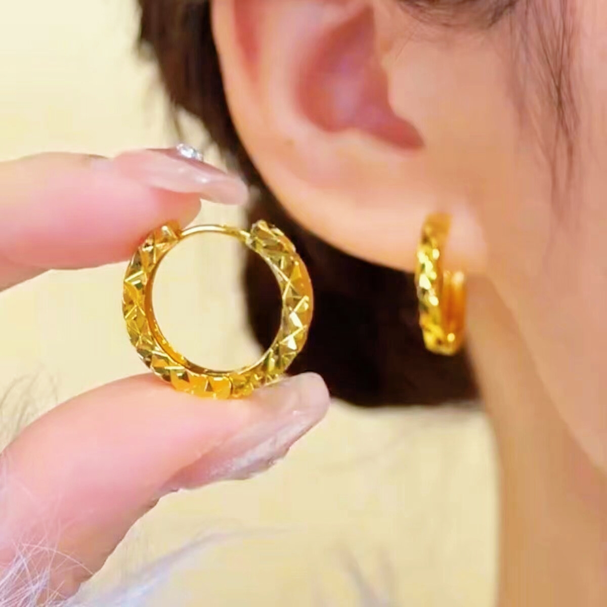 Photography Yellow - 長持ちする輝き シャイニースターバーストフープイヤリング 女性用 24Kゴールド AU999、長期間着用しても光沢を保ちます