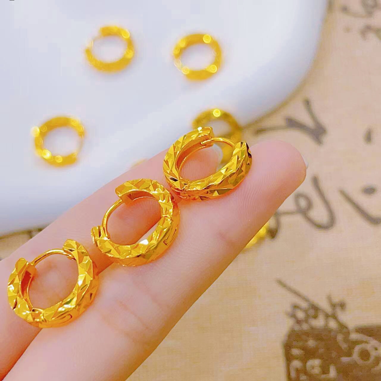 長持ちする輝き シャイニースターバーストフープイヤリング 女 - Photography Yellow のレビューと価格